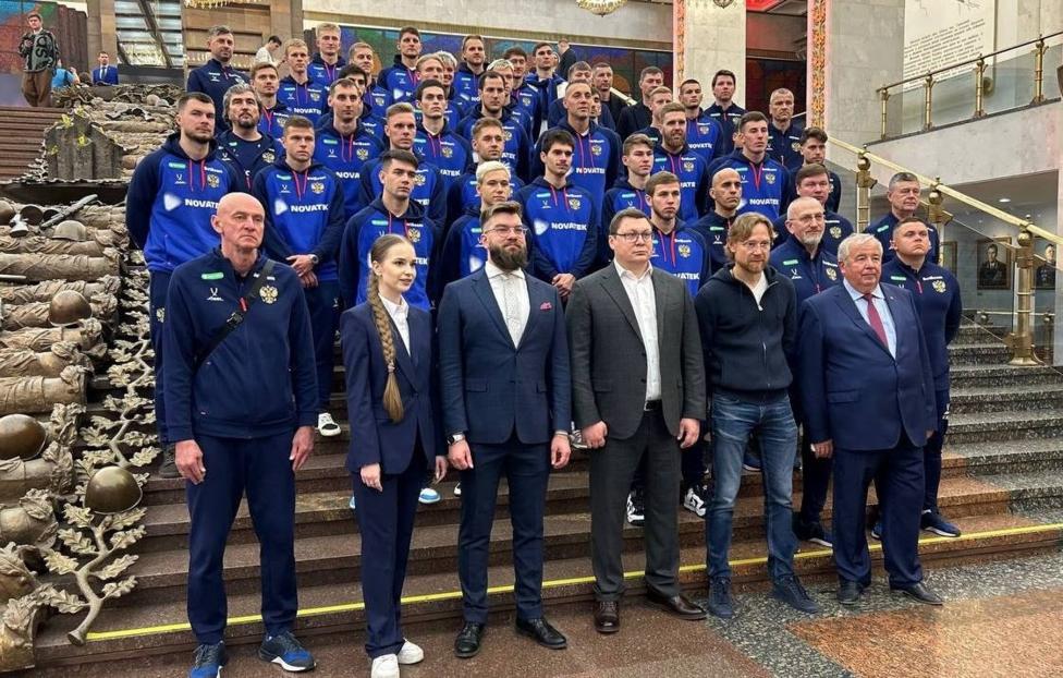 Генеральный секретарь РФС Максим Митрофанов, члены штаба сборной России и игроки национальной команды. Роман Шлуинский/ ТАСС