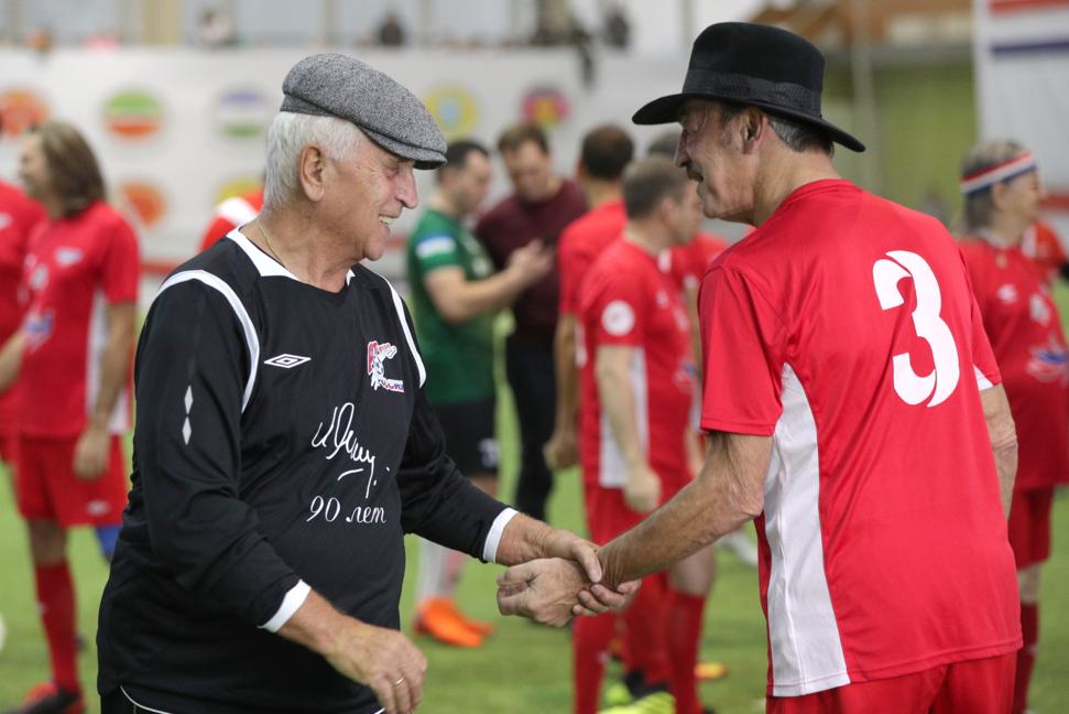 С бронзовым призером чемпионата мира по футболу 1966 года Анзором Кавазашвили (слева) во время гала-матча между сборной политиков, артистов 