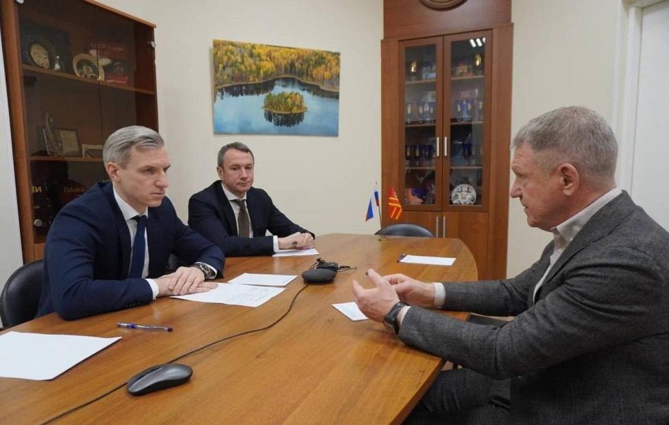 Губернатор Смоленской области Василий Анохин (слева) и руководитель концерна "Титан-2" Григорий Нагинский (справа) . Пресс-служба правительства Смоленской области