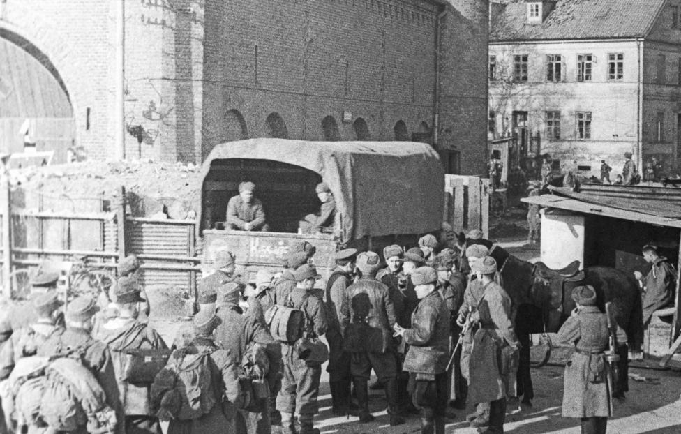 Немецкие солдаты, сдающиеся в плен после взятия Кенигсберга советскими войсками, апрель 1945 года. Эммануил Евзерихин/ ТАСС
