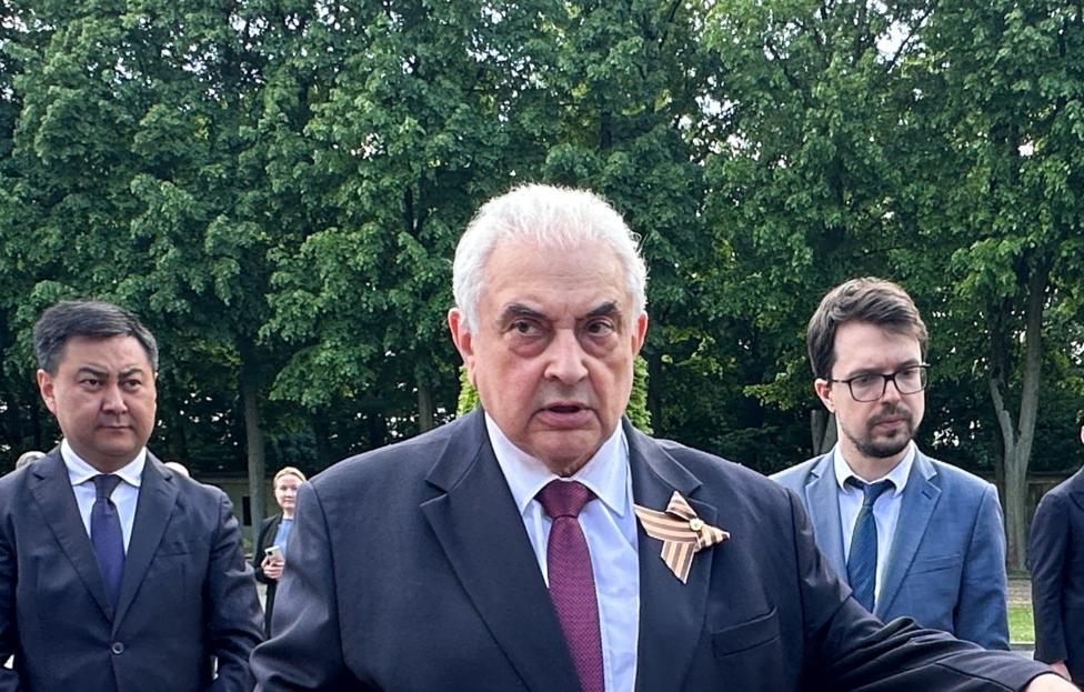 Посол России в Германии Сергей Нечаев (в центре). Кристина Зоркина/ ТАСС