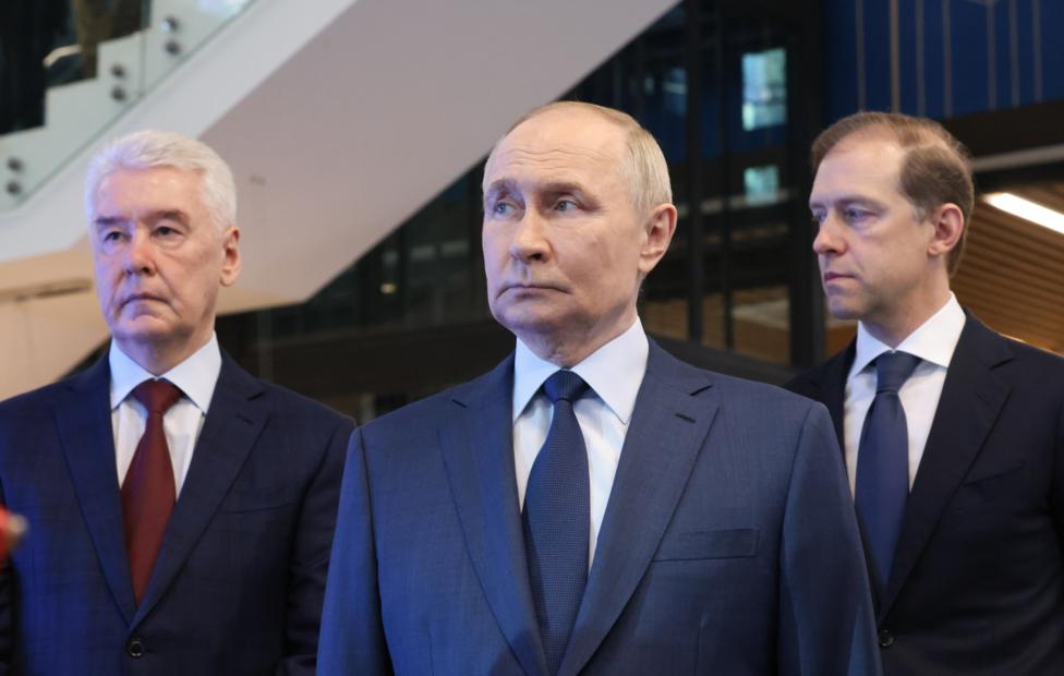 Президент РФ Владимир Путин (в центре). Сергей Карпухин/ ТАСС