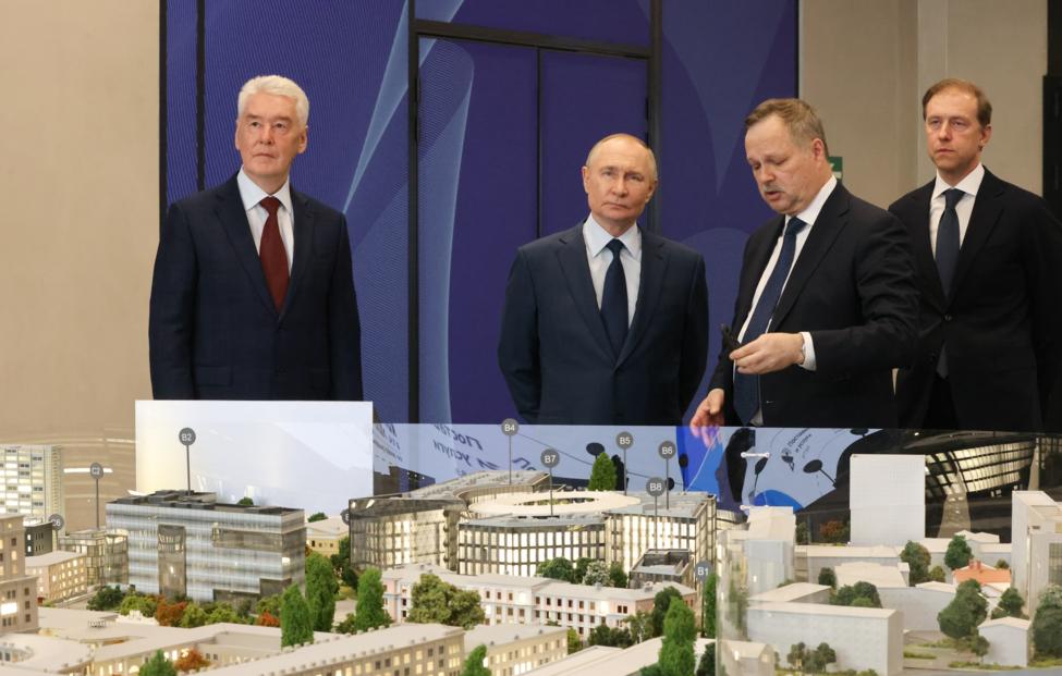 Мэр Москвы Сергей Собянин, президент РФ Владимир Путин, ректор МГТУ им. Н. Э. Баумана Михаил Гордин и первый вице-премьер РФ Денис Мантуров. Сергей Карпухин/ ТАСС