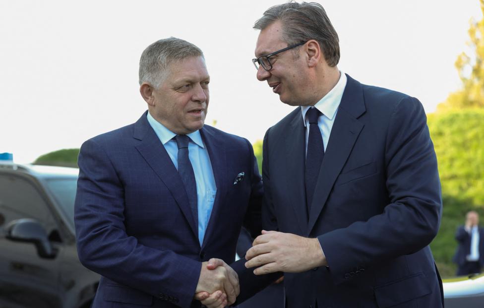 Премьер-министр Словакии Роберт Фицо и президент Сербии Александар Вучич. REUTERS/ Bernadett Szabo