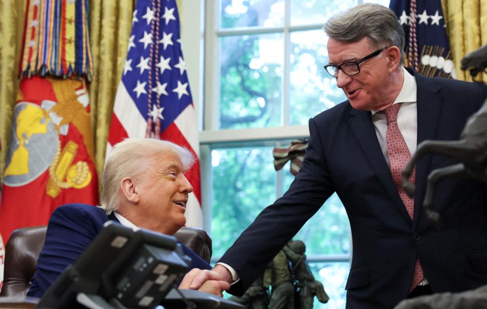 Президент США Дональд Трамп и посол США в Великобритании Уоррен Стивенс. REUTERS/ Leah Millis