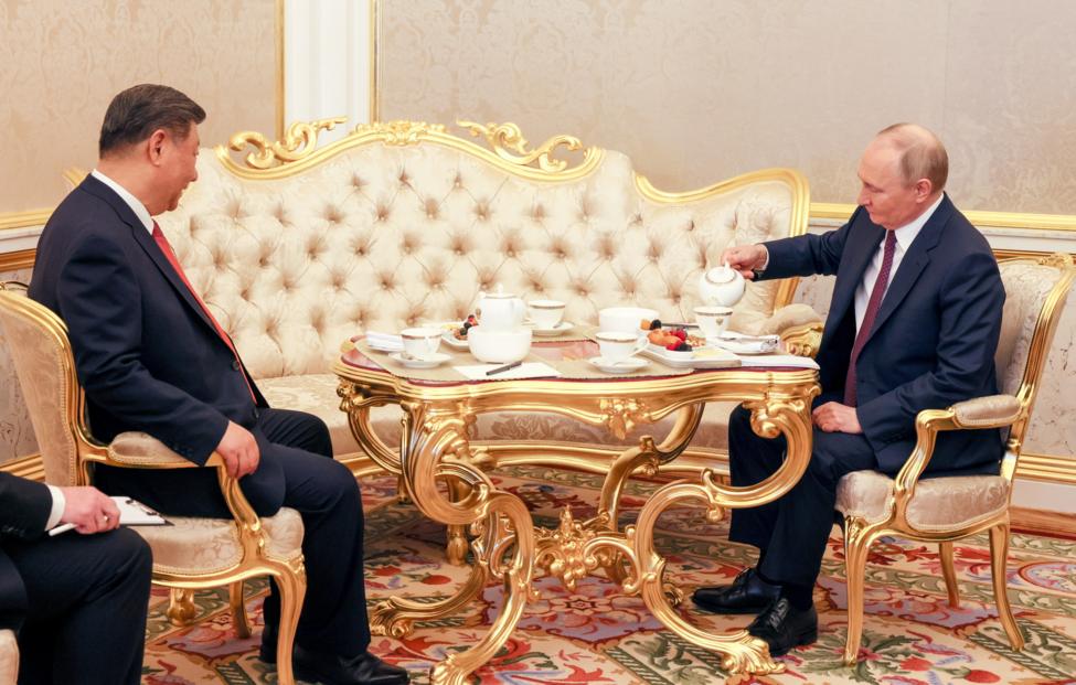 Президент РФ Владимир Путин и председатель КНР Си Цзиньпин (справа налево) во время встречи в формате чаепития в Кремле. Михаил Метцель/ пресс-служба президента РФ/ ТАСС