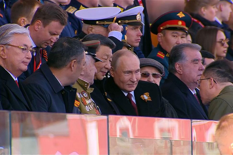 Президент России Владимир Путин, а также иностранные лидеры прибыли на Красную площадь на парад Победы Ruptly