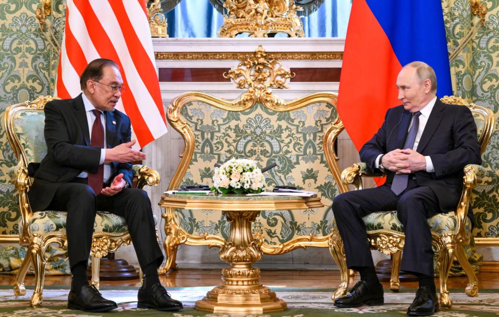 Премьер-министр Малайзии Анвар Ибрагим и президент РФ Владимир Путин. Кристина Кормилицына/ POOL/ ТАСС