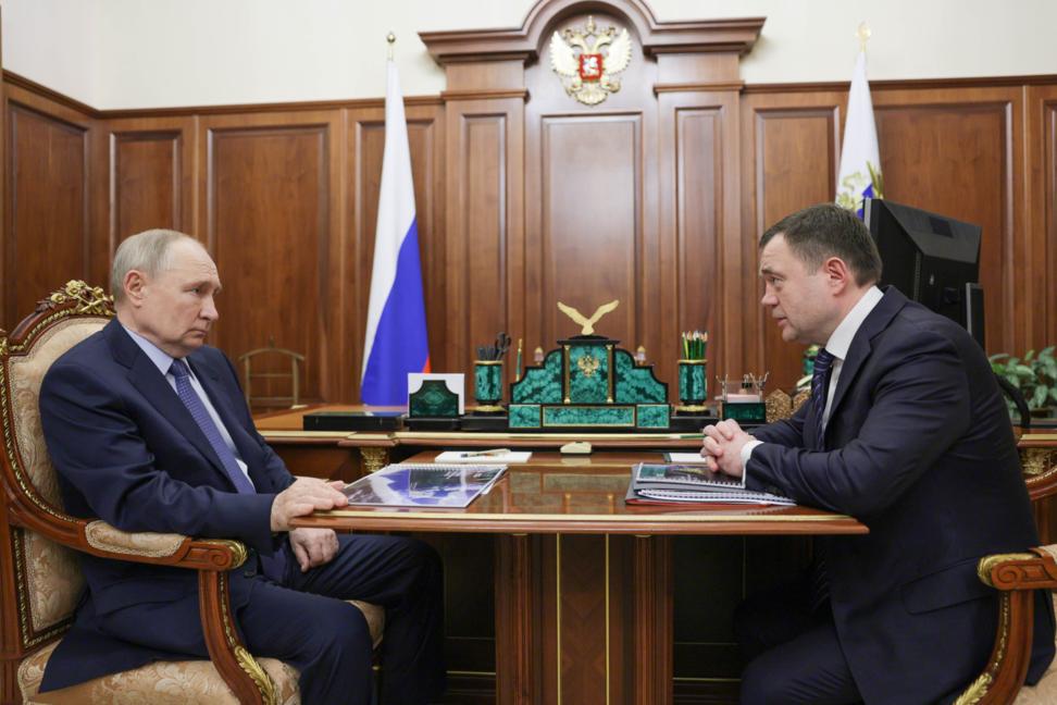 Президент РФ Владимир Путин и председатель Промсвязьбанка Петр Фрадков. Александр Казаков/&thinsp;пресс-служба президента РФ/&thinsp;ТАСС