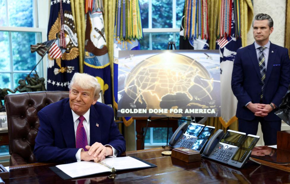 Президент США Дональд Трамп и министр обороны США Пит Хегсет. REUTERS/ Kevin Lamarque