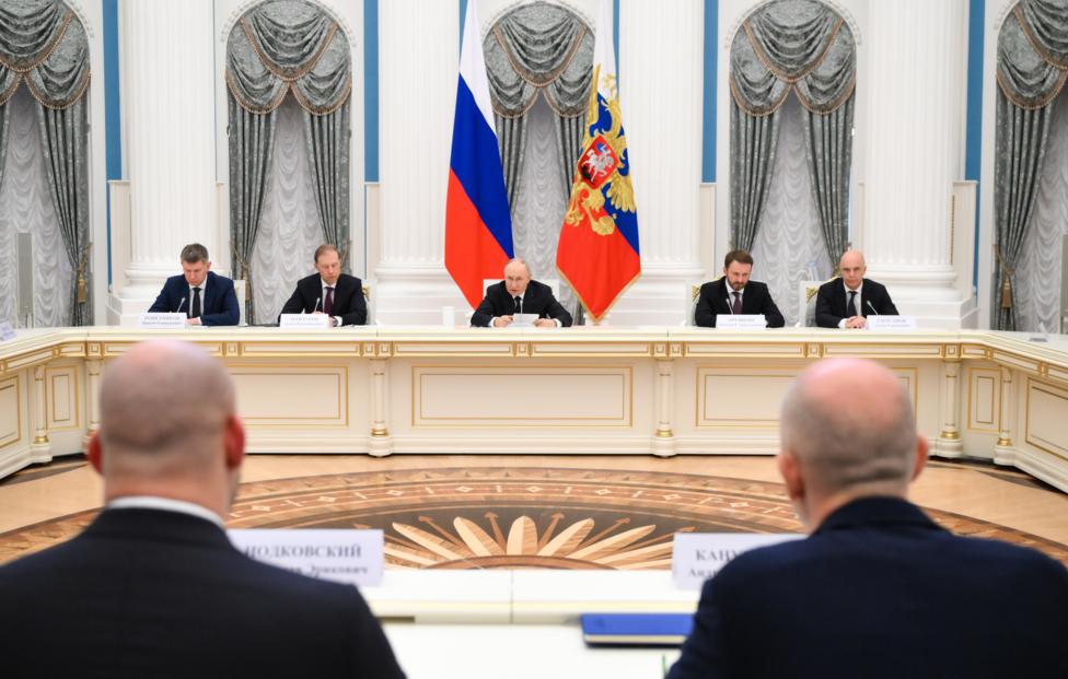 Президент РФ Владимир Путин (в центре). Григорий Сысоев/ POOL/ ТАСС