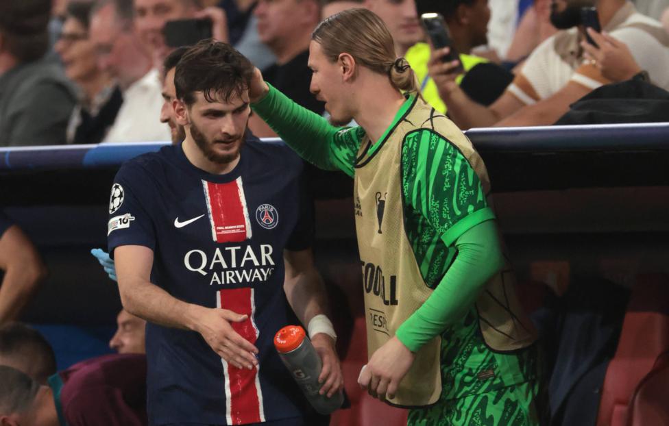 Полузащитник ПСЖ Хвича Кварацхелия и вратарь Матвей Сафонов. IMAGO/ Sportimage via Reuters Connect