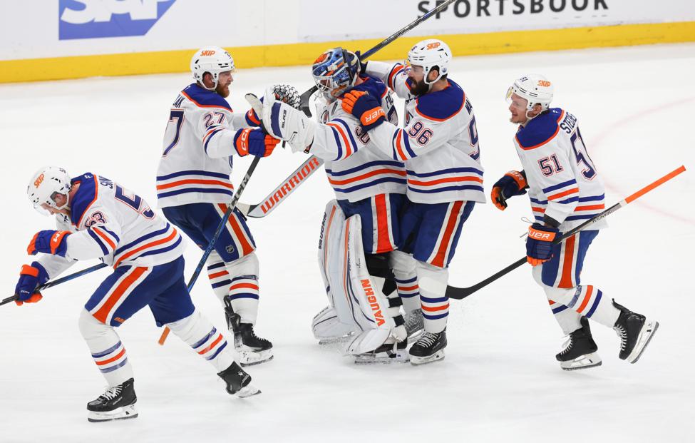 Хоккеисты "Эдмонтона". Mike Carlson/ Getty Images