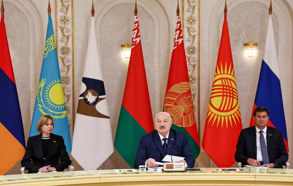 Президент Белоруссии Александр Лукашенко (в центре). Александр Казаков/ ТАСС