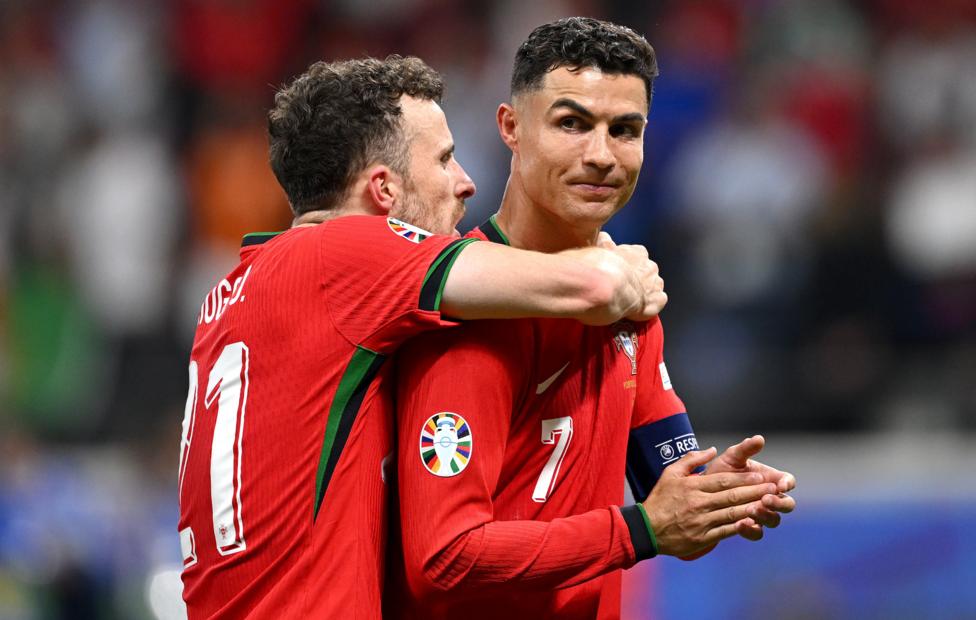 Диогу Жота и Криштиану Роналду . Stu Forster/ Getty Images