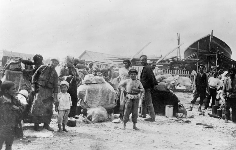 Армянские беженцы в Новороссийске, 1920 год. HUM Images/ Universal Images Group via Getty Images