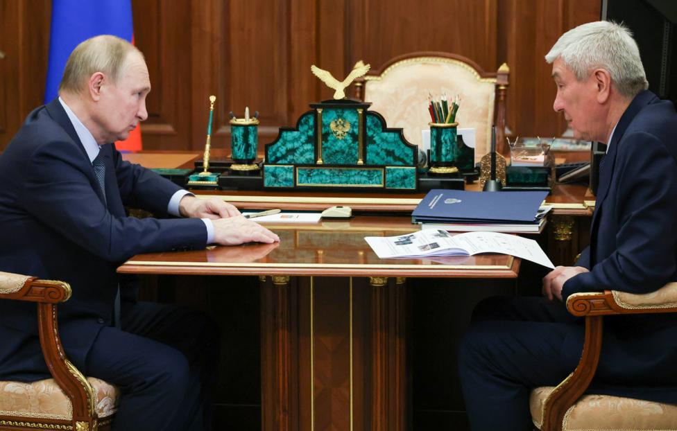 Президент РФ Владимир Путин и глава Росфинмониторинга Юрий Чиханчин. Михаил Климентьев/ ТАСС