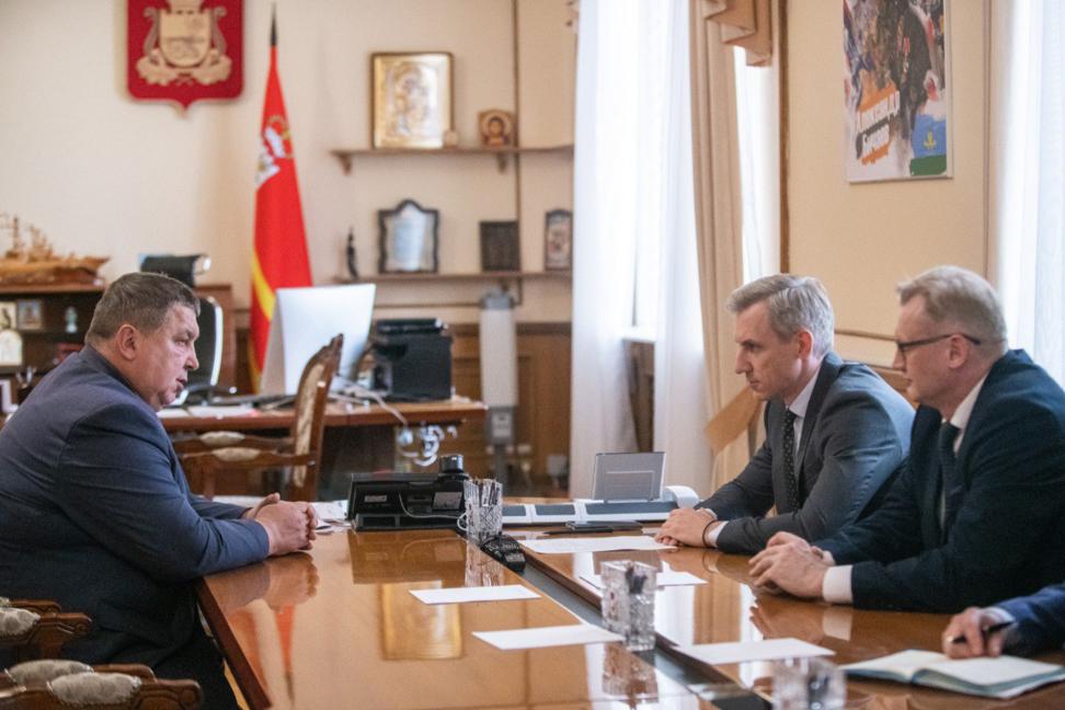 Директор Смоленской АЭС, заместитель гендиректора АО "Концерн Росэнергоатом" Иван Сидоров (слева) и губернатор Смоленской области Василий Анохин (второй справа). Пресс-служба правительства Смоленской области