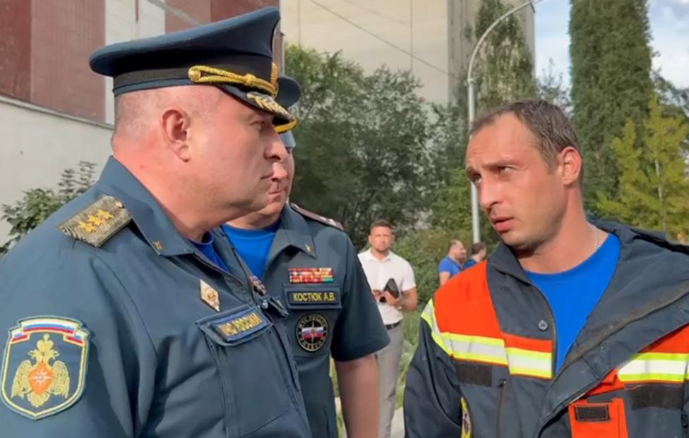 Министр МЧС России Александр Куренков (слева) МЧС России/ ТАСС