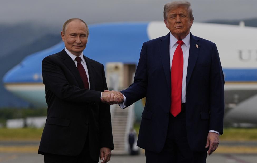 Президент России Владимир Путин и президент США Дональд Трамп AP Photo/ Julia Demaree Nikhinson