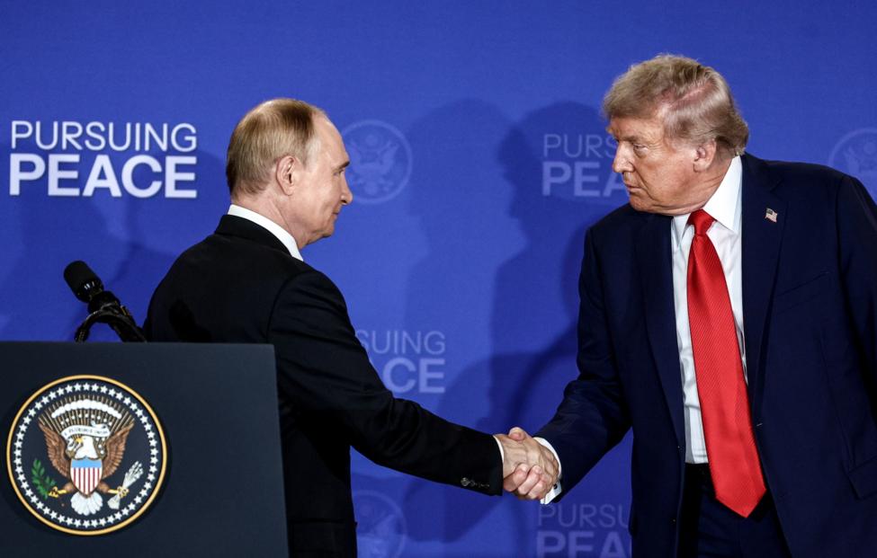 Президент России Владимир Путин и президент США Дональд Трамп. Сергей Булкин/ ТАСС