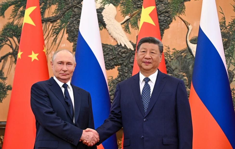 Президент РФ Владимир Путин и председатель КНР Си Цзиньпин (слева направо) . Сергей Бобылев/ POOL/ ТАСС