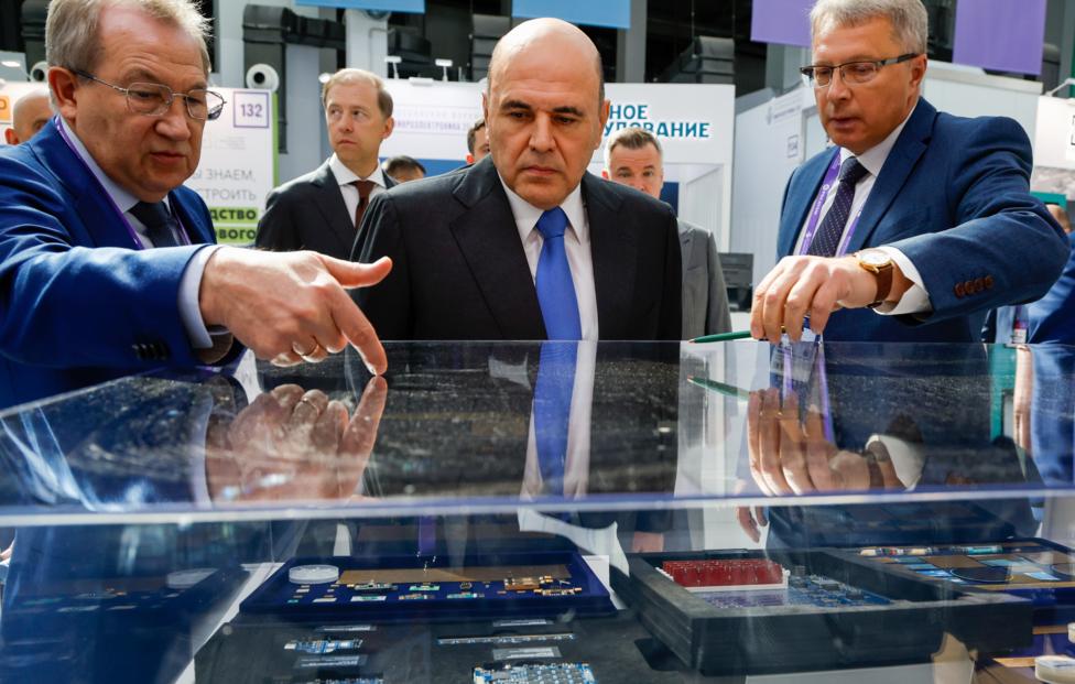 Президент РАН Геннадий Красников (слева) и премьер-министр России Михаил Мишустин (в центре) Дмитрий Астахов/ POOL/ ТАСС