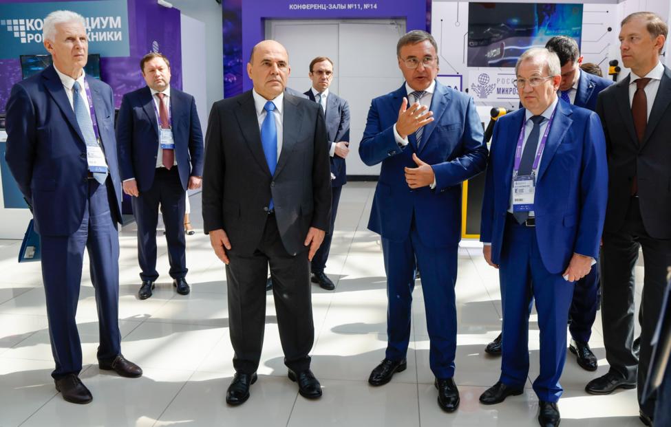 Премьер-министр России Михаил Мишустин (в центре) Дмитрий Астахов/ POOL/ ТАСС