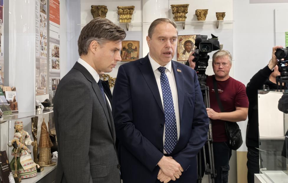 Глава госкорпорации "Роскосмос" Дмитрий Баканов и председатель Президиума Национальной академии наук Белоруссии Владимир Караник. Дмитрий Караман/ ТАСС
