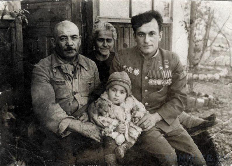 После ухода в отставку с родителями и сыном Станиславом, 1946 год Крымскотатарский музей культурно-исторического наследия