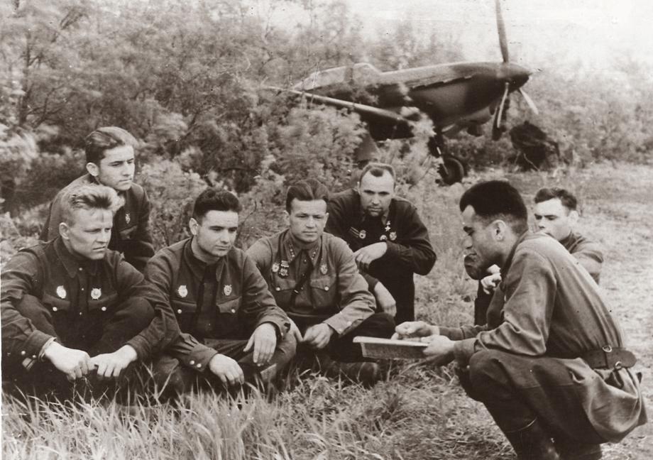 С однополчанами, 1942 год Крымскотатарский музей культурно-исторического наследия