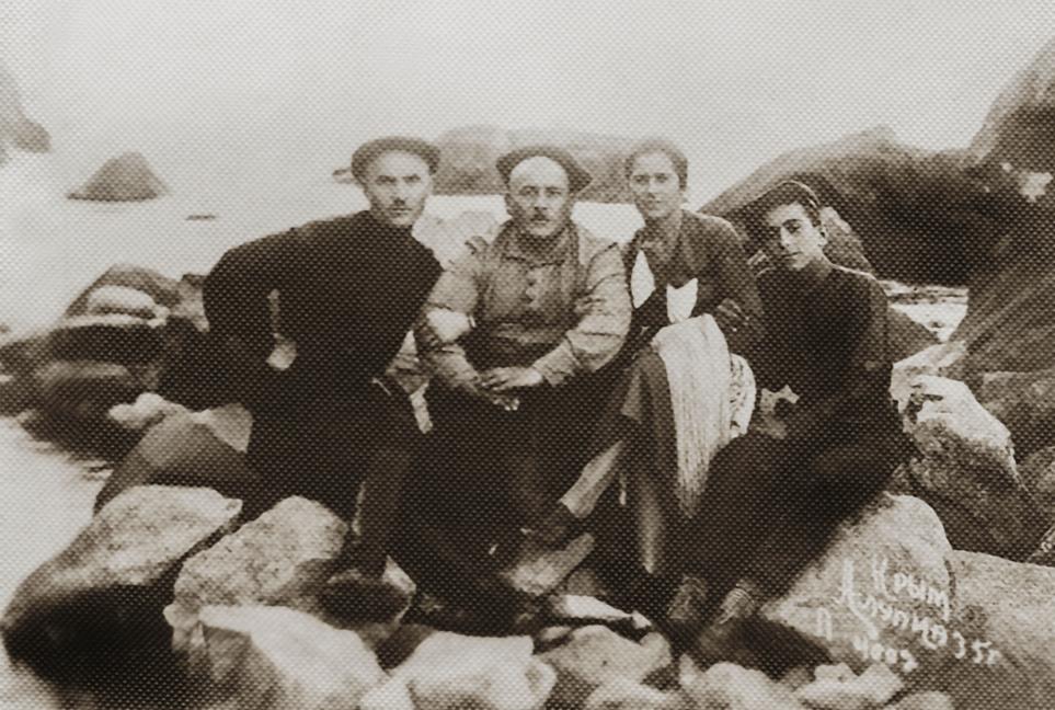 С дядей Османом, отцом Султаном и матерью Насибе, 1935 год Крымскотатарский музей культурно-исторического наследия