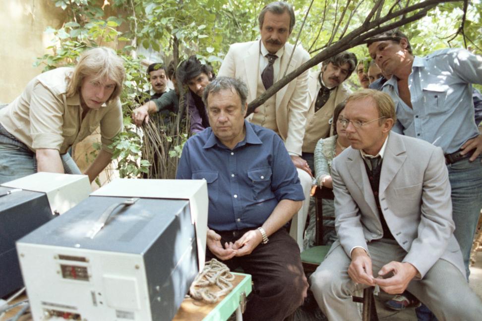 Эльдар Рязанов (в центре), Андрей Мягков (справа) и Никита Михалков (на втором плане) во время просмотра отснятого материала Николай Малышев/ ТАСС