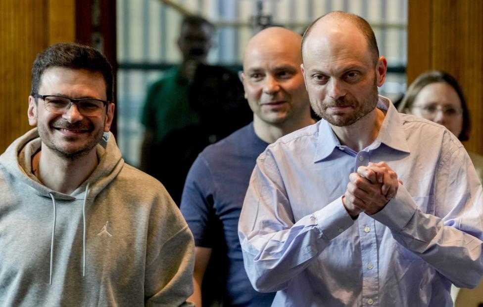 Илья Яшин (слева) и Владимир Кара-Мурза (справа) AP Photo/ Michael Probst