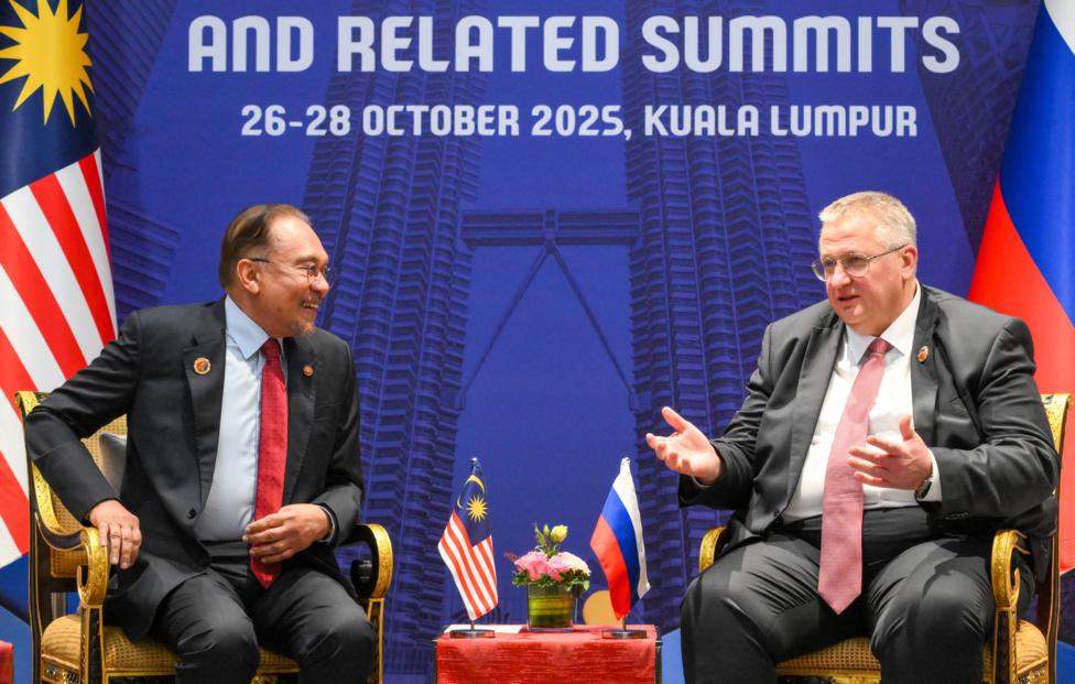 Премьер-министр Малайзии Анвар Ибрагим и вице-премьер РФ Алексей Оверчук Григорий Сысоев/ POOL/ ТАСС