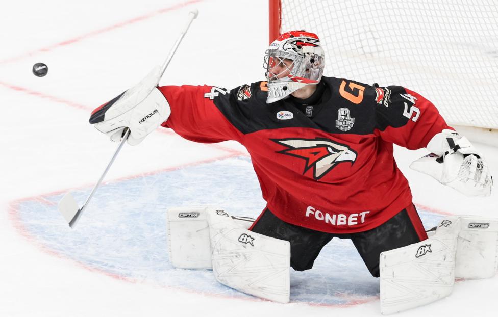 Вратарь "Авангарда" Никита Серебряков Кирилл Кухмарь/ ТАСС