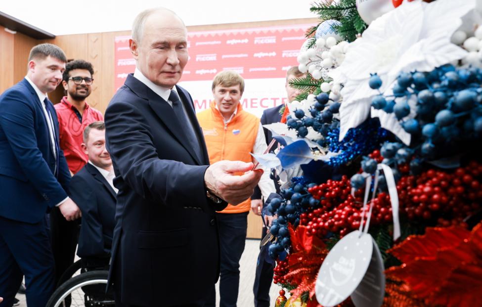 Президент РФ Владимир Путин во время благотворительной акции "Елка желаний", 2025 год Александр Щербак/ ТАСС
