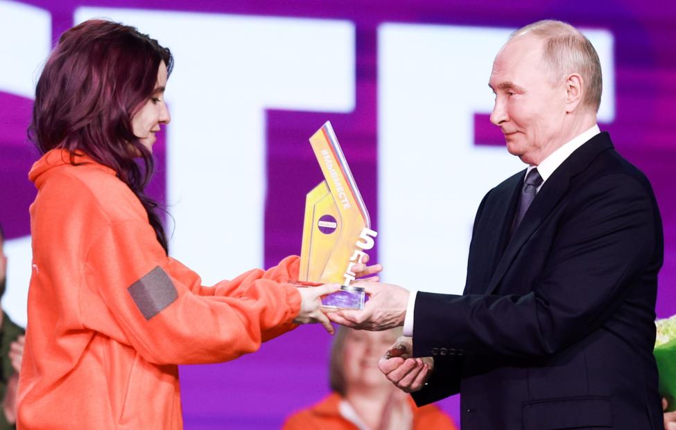 Анна Плужникова и президент РФ Владимир Путин  Александр Щербак/ ТАСС